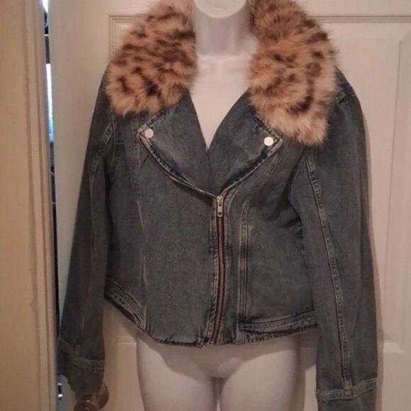 Jessica Simpson Denim  Jacket with Fur Collar M 🆕⌚📦🏃💨🚚 - Picture 2 of 6
